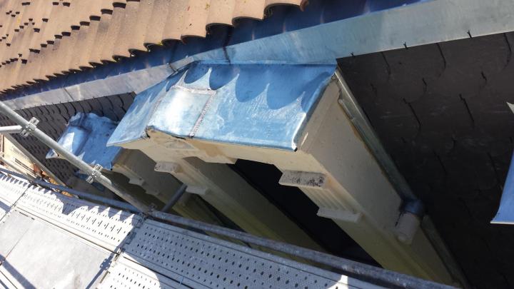 Gouttières et descentes en zinc / Abergements de cheminée en zinc /  Solin en zinc...